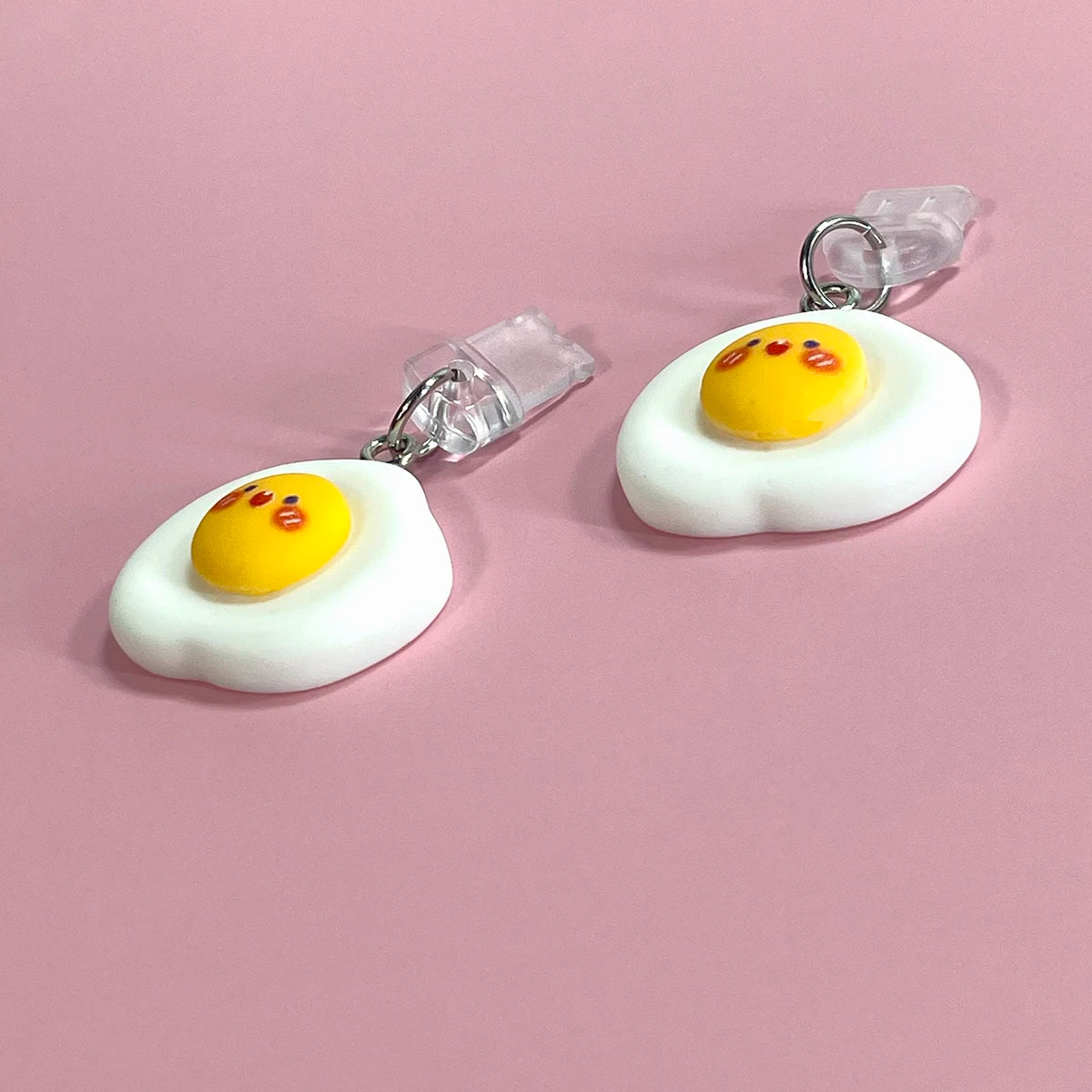 Phone dustproof plug, happy fried egg pendant, fun design for phone accessories, easy to use to protect the phone from dust and