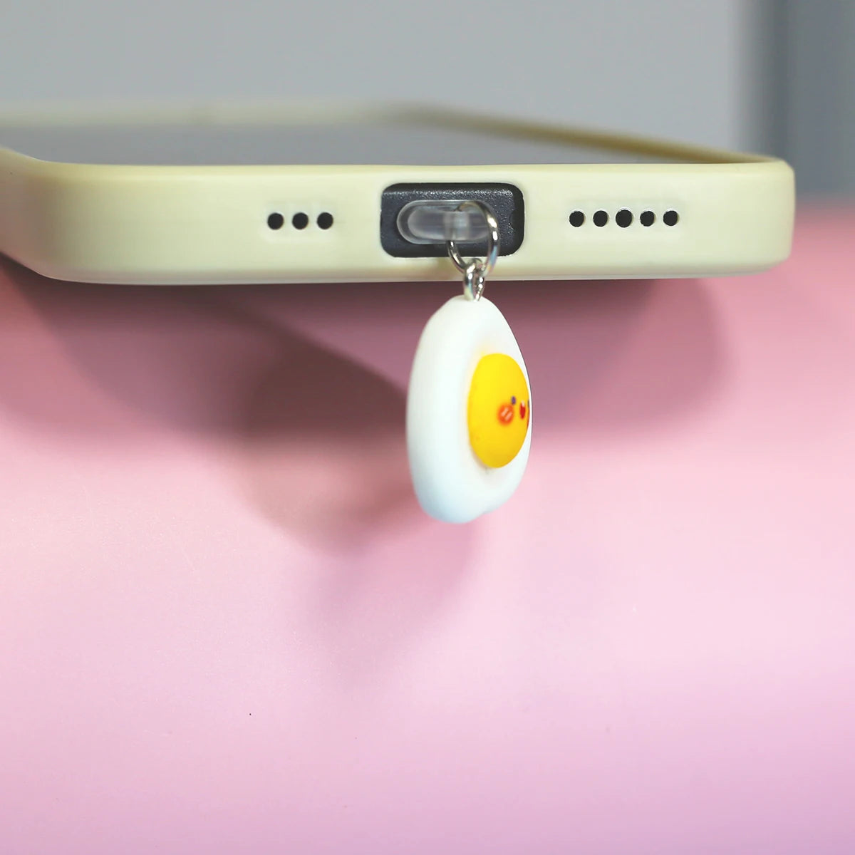 Phone dustproof plug, happy fried egg pendant, fun design for phone accessories, easy to use to protect the phone from dust and